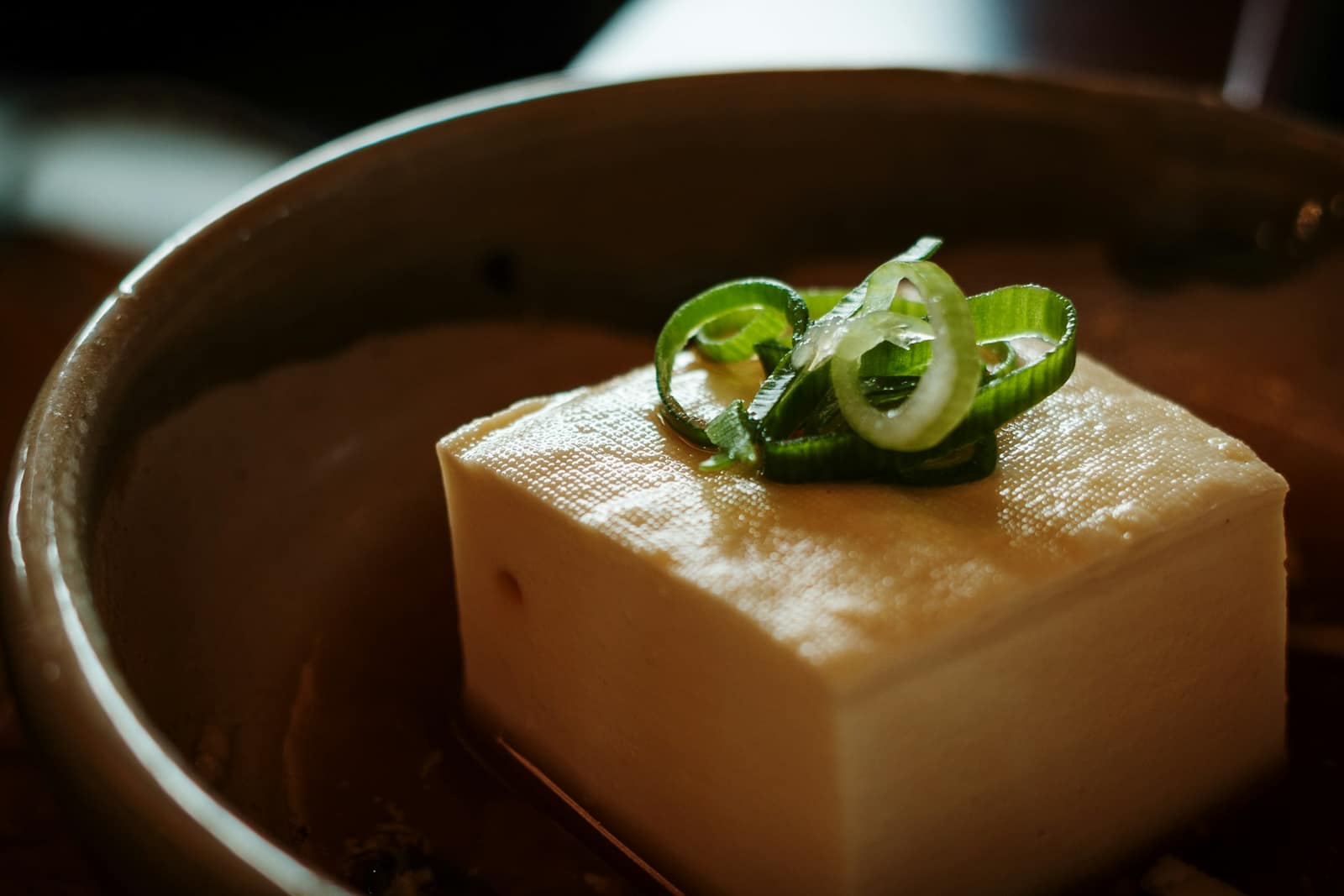 Plat végétarien japonais à base de légumes et de tofu